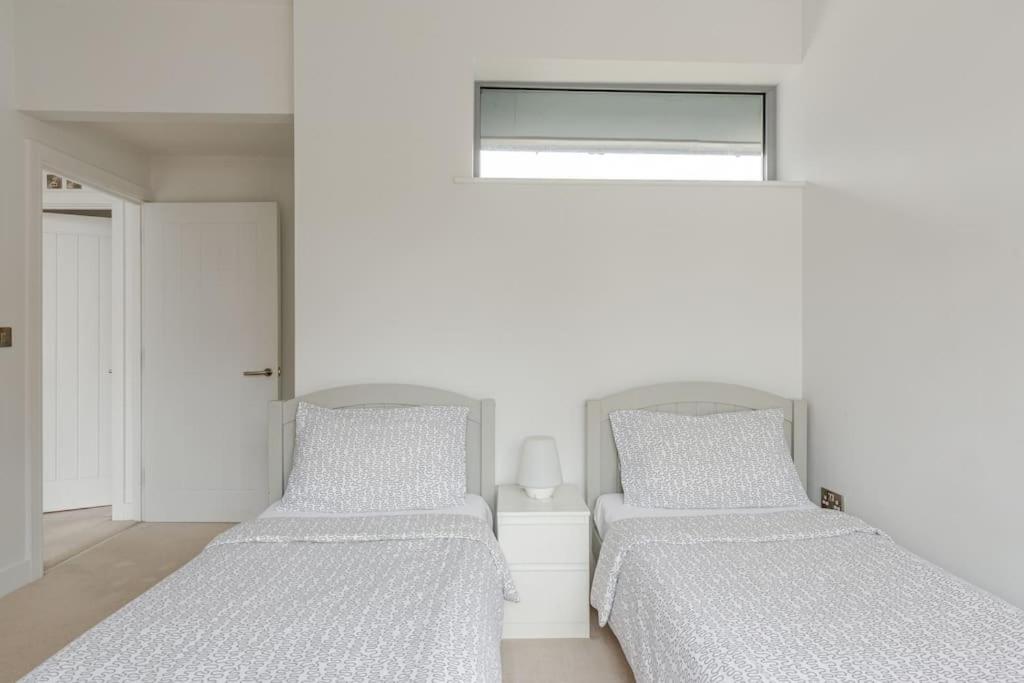 Modern City Centre House With Free Parking Apartamento Canterbury Exterior foto